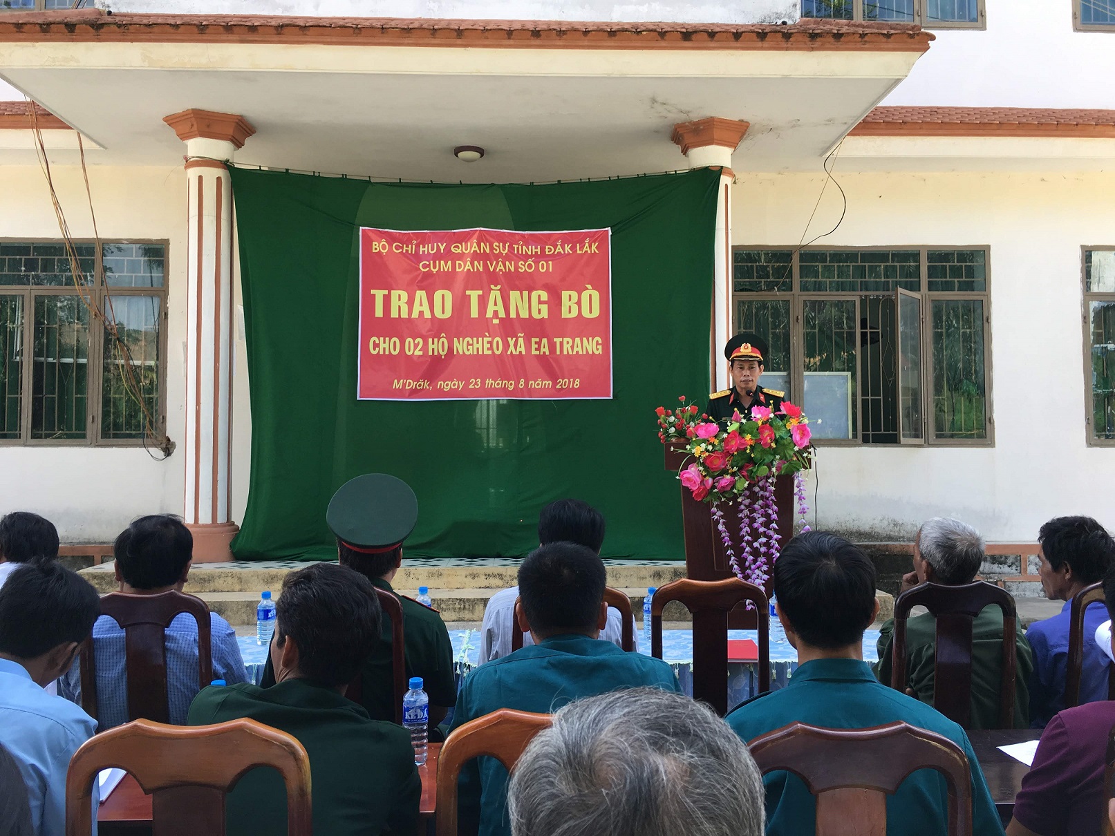 Cụm Dân vận số 1- Bộ chỉ huy Quân sự tỉnh Đắk Lắk trao tặng bò cho hộ nghèo xã Ea Trang